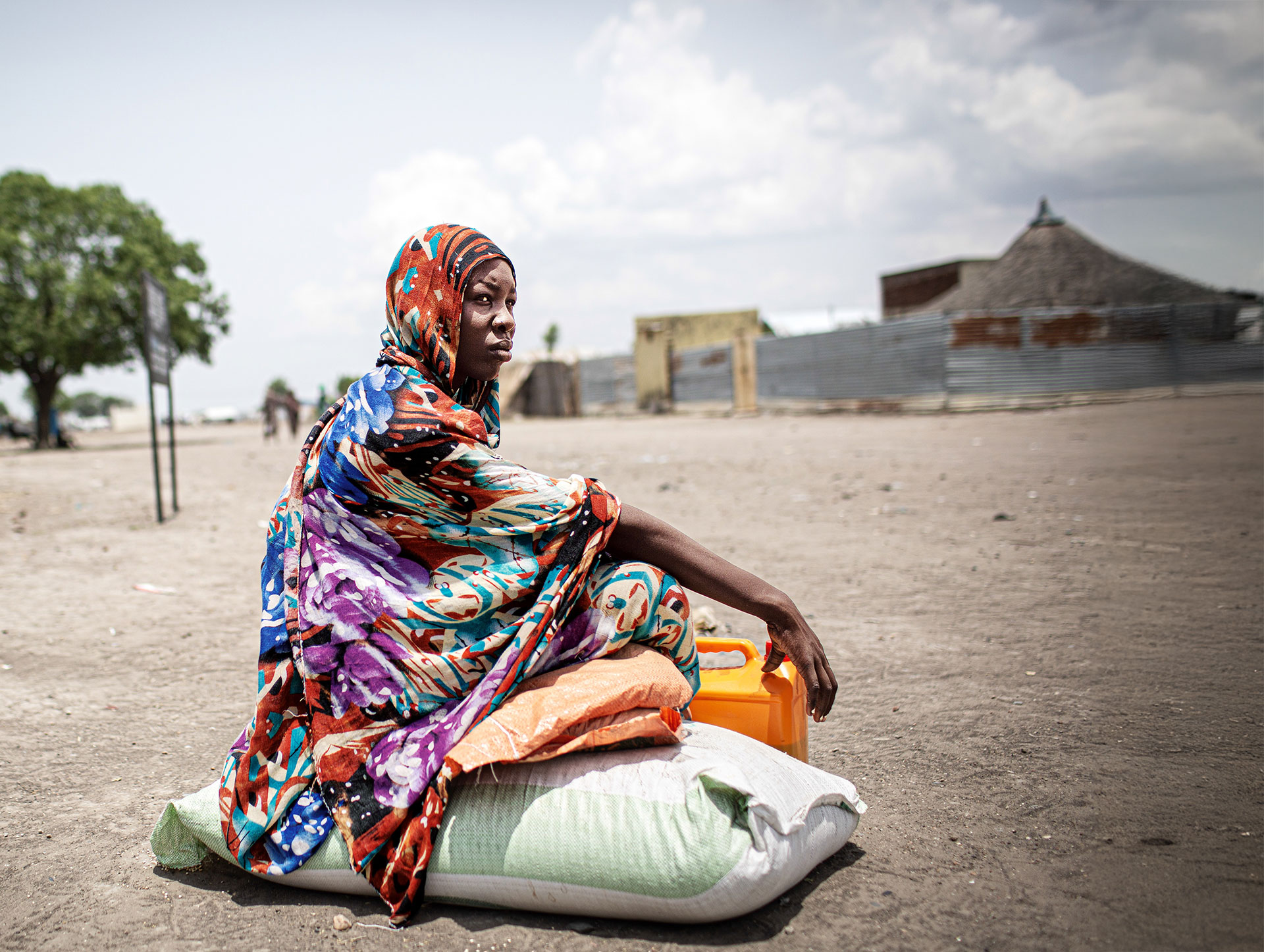 Frau sitzt auf dem Boden